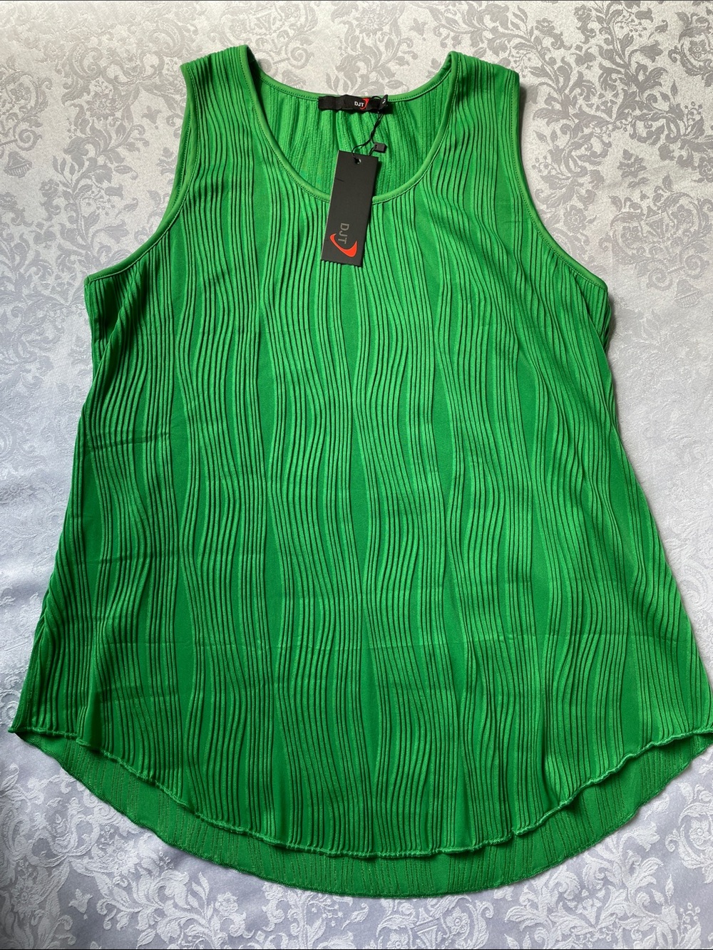 NWT Textured Green Scoop Neck Tank Top by D.J.T.  Size Large.